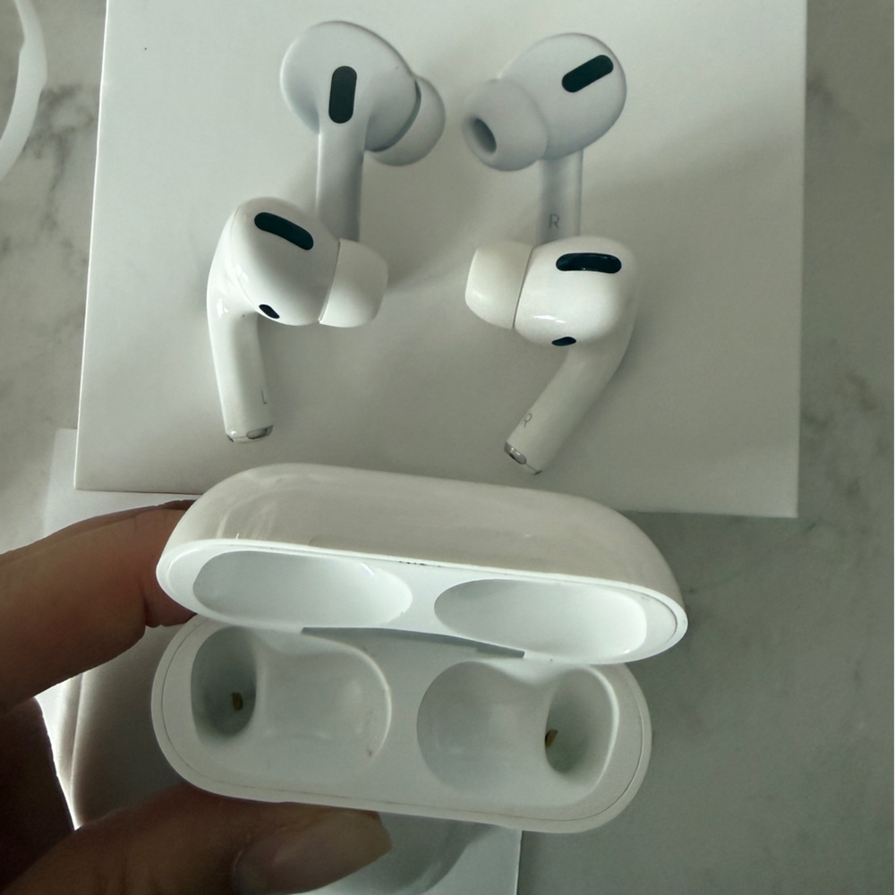 Apple AirPods Pro with MagSafe Charging Case - Picture 6 of 6
